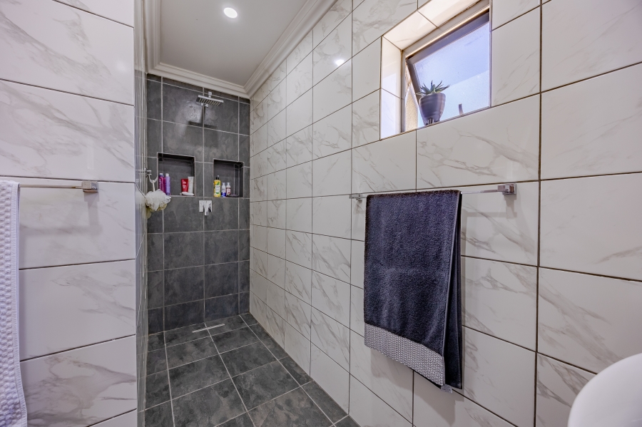 5 Bedroom Property for Sale in Bothasig Western Cape